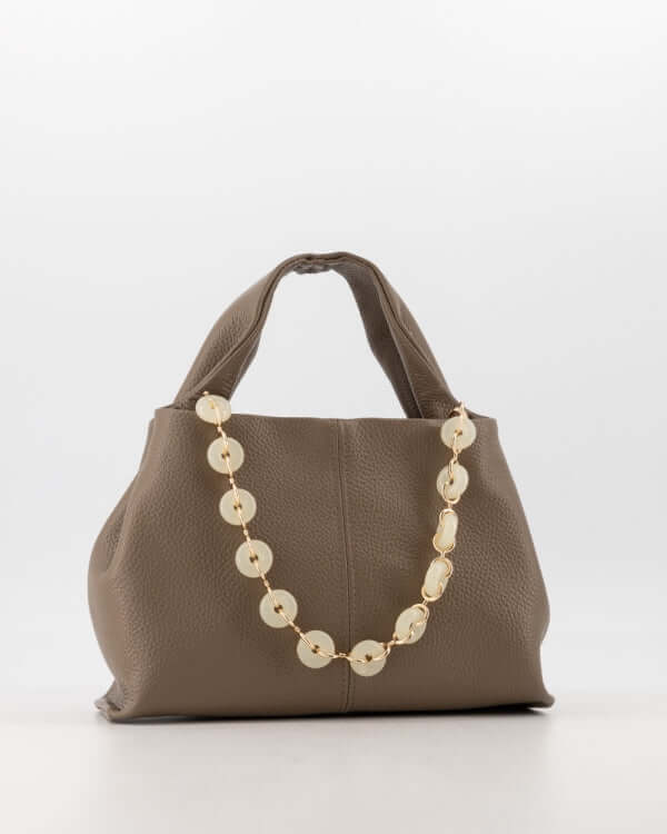 LULU Ketting Hengsel, Ecru, bevestigd aan een modieuze tas in een neutrale kleur.