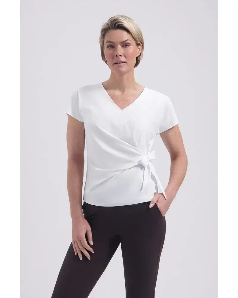 Lady Day top in wit met knoopdetail, comfortabel en stijlvol, perfect voor elke gelegenheid.