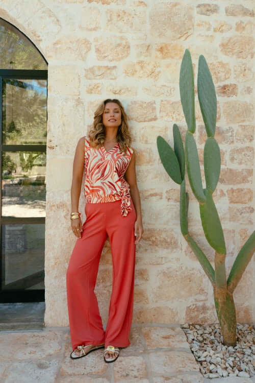 Dorthea cranberry broek met wijde pasvorm, casual stijl, perfect voor combineren.