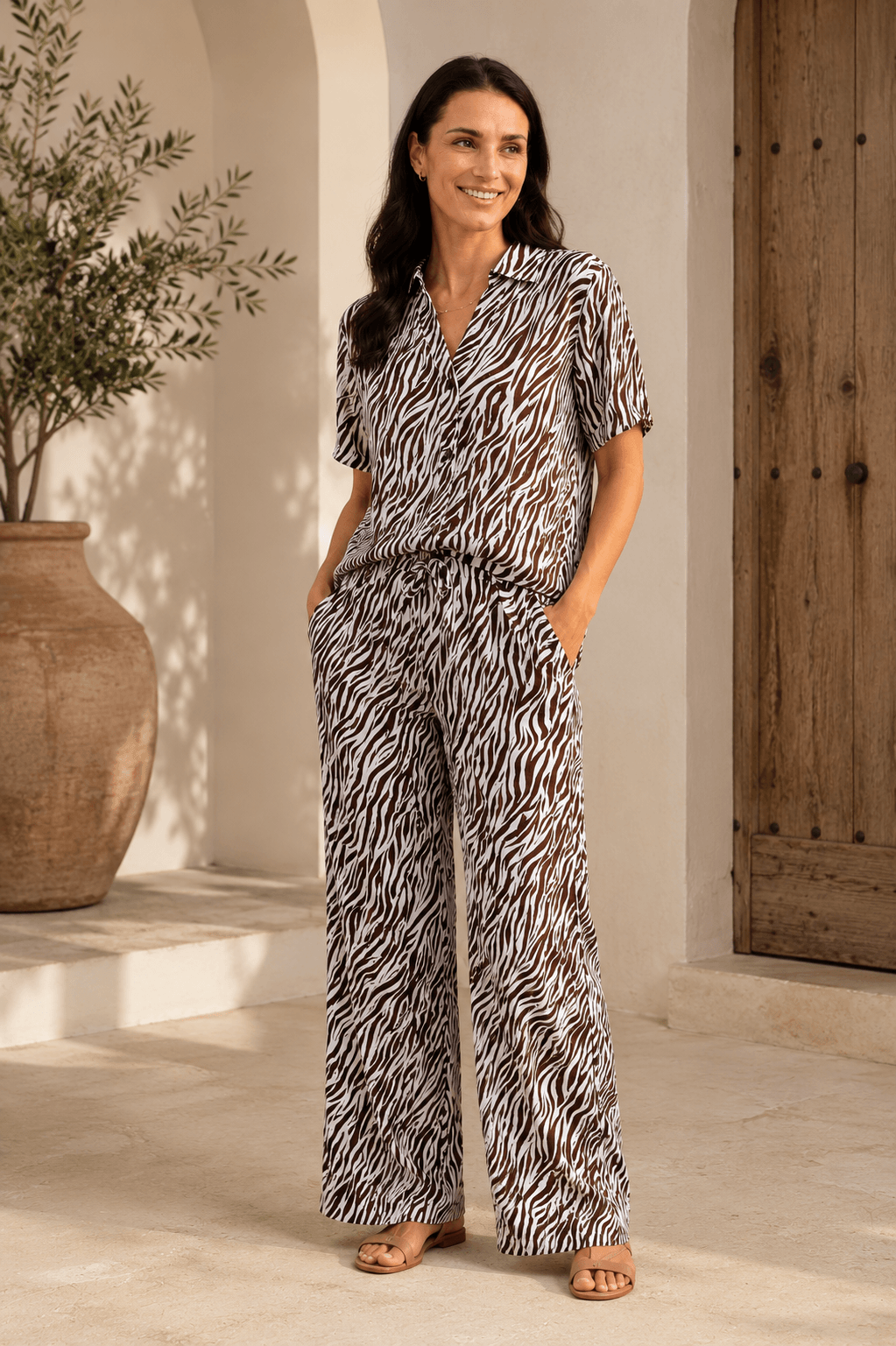 Vrouw in Freequent blouse MELE met zebraprint, casual uitstraling en comfortabele pasvorm, poseert buiten.