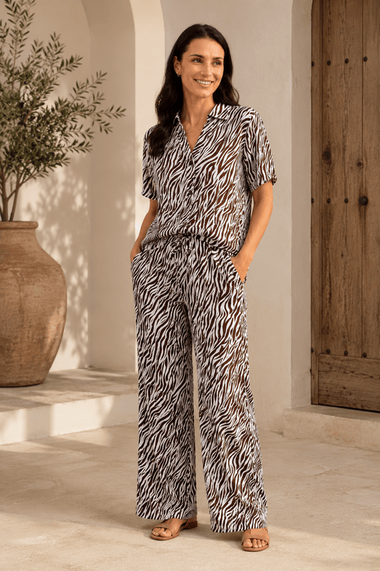 Vrouw in Freequent blouse MELE met zebraprint, casual uitstraling en comfortabele pasvorm, poseert buiten.