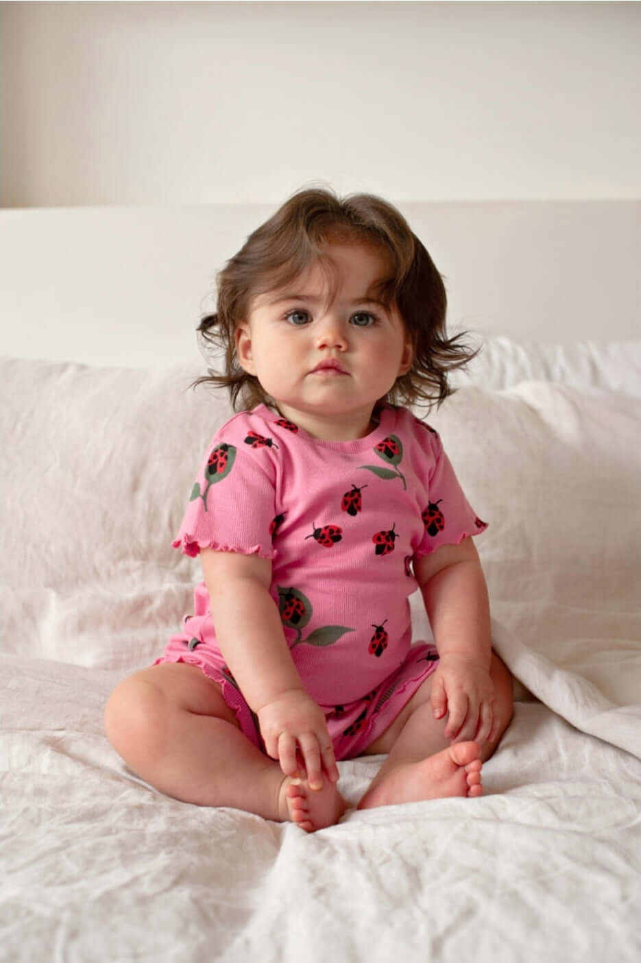 Feetje Premium Zomermode LILY LADYBUG schattig baby meisje in roze met lieveheersbeestjes print.
