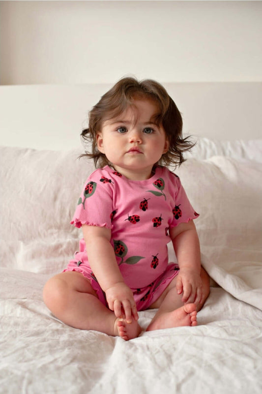 Feetje Premium Zomermode LILY LADYBUG schattig baby meisje in roze met lieveheersbeestjes print.