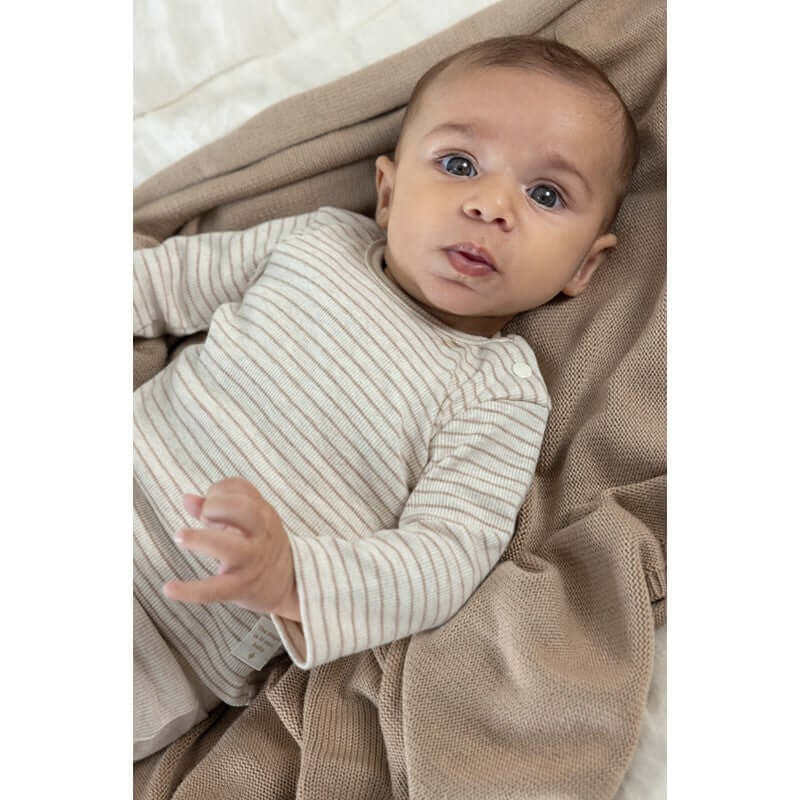 Feetje longsleeve rib taupe melange, schattig baby in gestreept shirt op een zachte deken.