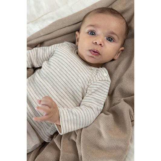 Feetje longsleeve rib taupe melange, schattig baby in gestreept shirt op een zachte deken.