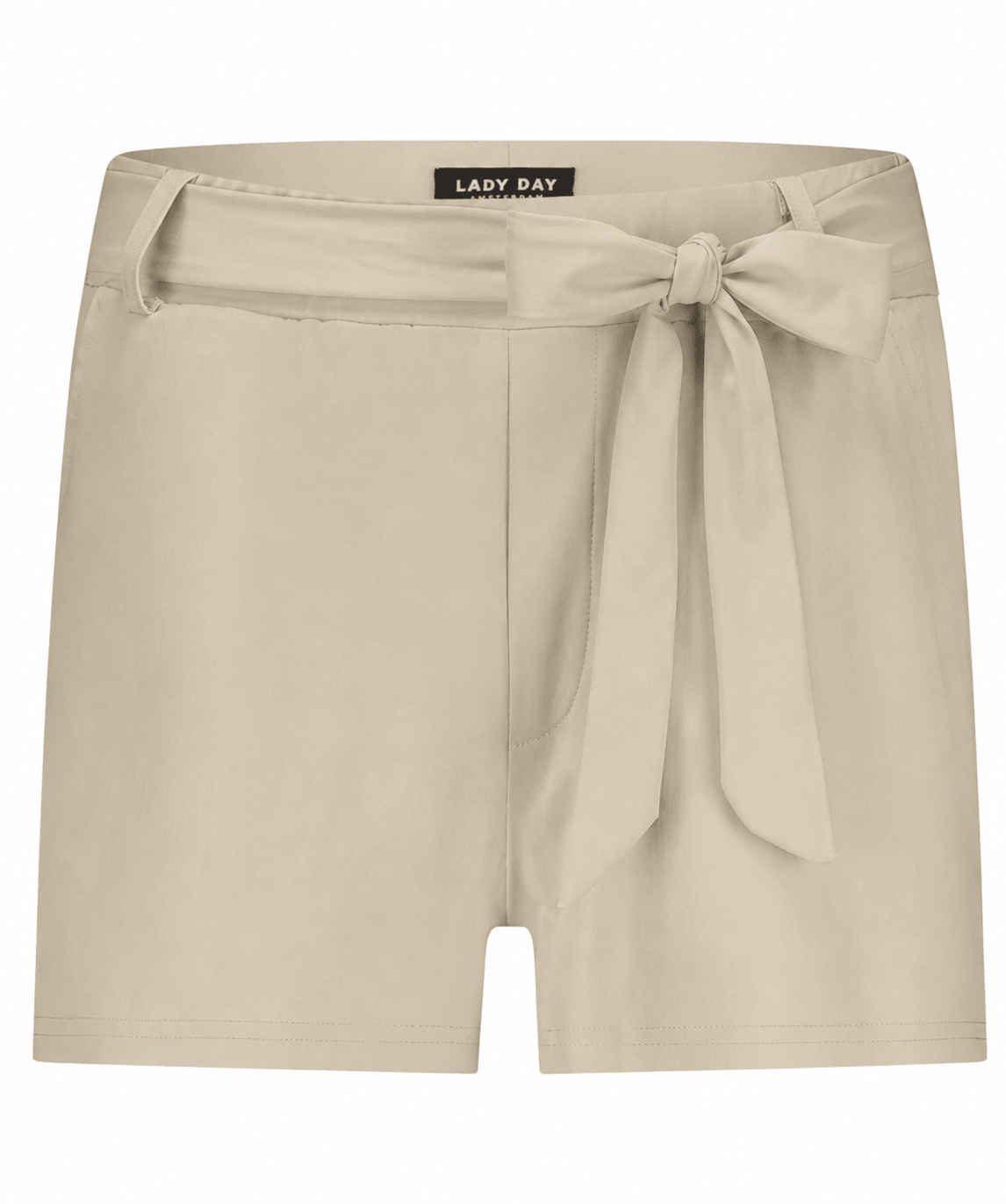 Stijlvolle korte broek dames in beige met strik en middelhoge taille, perfect voor warme dagen.